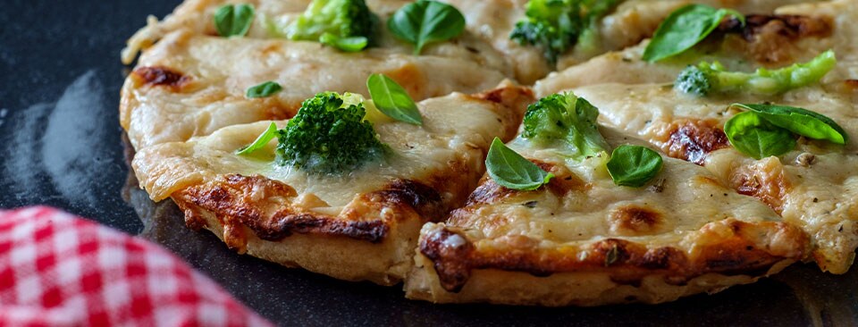 Mini pizzas with basil and broccoli