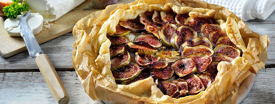 Fig tart with goats' cheese and honey